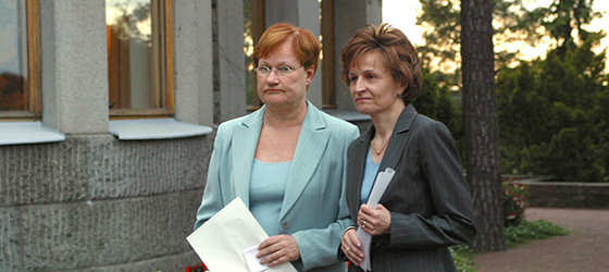 President Halonen och statsminister Jäätteenmäki står bredvid varandra i Gullranda.