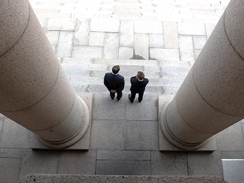 Eduskunnan pylväikköä pääovin edessä.