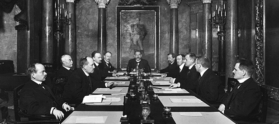 ​P.E. Svinhufvudin s.k. självständighetssenat. Framför vänstra raden: Eero Yrjö Pehkonen, Juhani Arajärvi, Arthur Castrén, Jalmar Castrén och Emil Setälä. Vid bordsänden P.E. Svinhufvud. Bakom högra raden: Kyösti Kallio, Onni Talas, Heikki Renvall, Alexander Frey och Wilho Louhivuori.