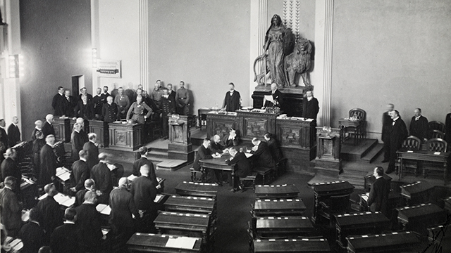 Eduskunta kokoontuu sisällissodan jälkeen Heimolan talossa 15.5.1918. Matti Paasivuori edusti yksin työväenpuoluetta. Hallituksen aitiossa etualalla saksalainen kenraali Rüdiger von der Goltz ja hänestä toisena vasemmalla pääministeri P.E. Svinhufvud.
