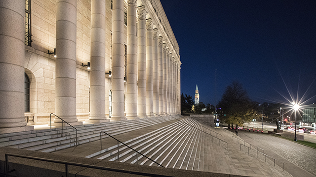 Täysistuntosalin permannolta otettu kuva, jossa kansanedustajat ovat poistumassa istuntosalista