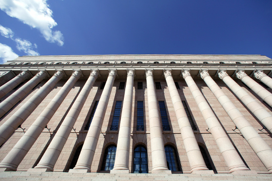 Eduskuntatalo edestä kuvattuna 