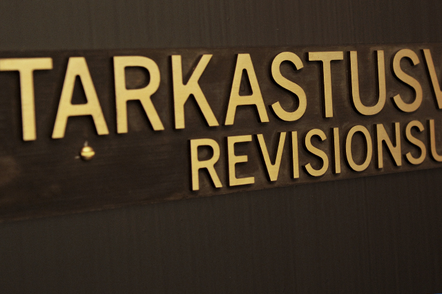 Eduskunnan tarkastusvaliokunnan kokoushuoneen ovi