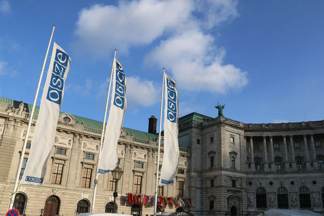 Talvi-istunnon normaali pitopaikka on Itävallan Wienissä. Kokouspaikan ulkopuolella liehuvat isot Etyjin liput.