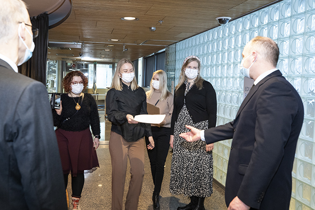 Kuvassa sairaanhoitajien edustajat luovuttavat kansalaisaloitepaperia eduskunnan edustajille. 