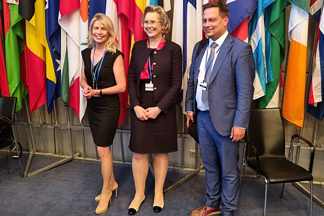 Pia Kauma, Margareta Cederfelt ja Vilhelm Junnila lippurivistön edessä.