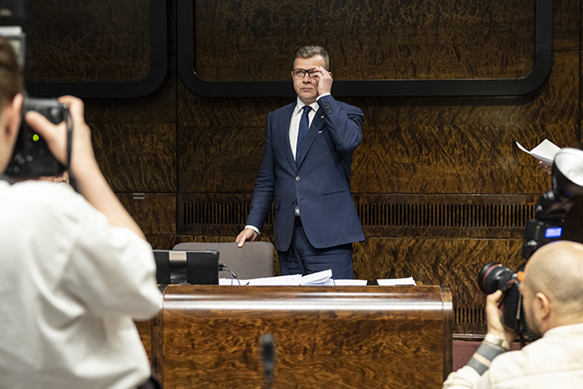 Valiokunnan puheenjohtaja Petteri Orpo tiedotustilaisuuden alussa.