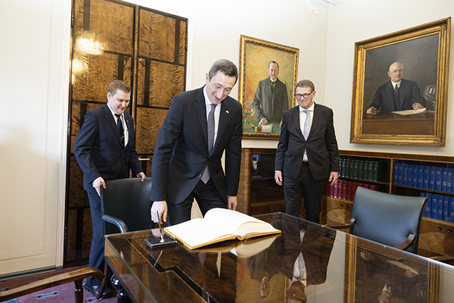 Ministeri Chernyshov istuutumassa pöydän ääreen puhemiesneuvoston huoneessa. Ministerin edessä pöydällä vieraskirja. 