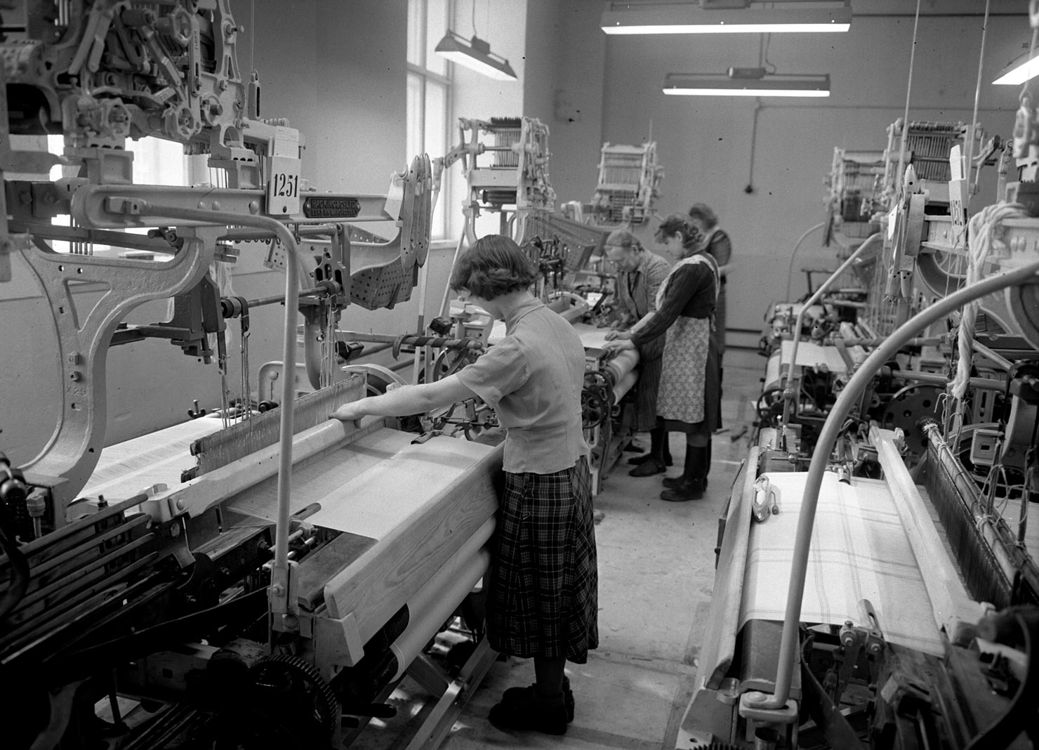 Valokuvassa naisia työssään kutomokoneiden ääressä Finlaysonin tehtaassa vuonna 1951.